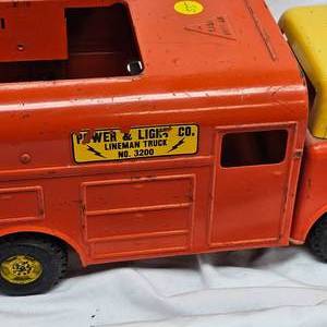lot 55 image: 1959-1961 Nylint Power & Light Co. Lineman Truck No, 3200, Missing Red Strobe Light on Cab of Crane