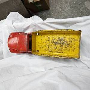 lot 32 image: Vintage 1940s-50s Structo Farm Supplies Pressed Steel Dump Truck