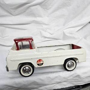 lot 37 image: 1960s Nylint Race Team Truck No. 5900 Pressed Steel, Retaing 85% PaintDecals