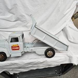 lot 42 image: 1950s Buddy L Sit n Ride Retaining 85% of Paint and Straight Metal, Missing Seat and Wheel