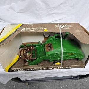lot 43 image: John Deere Collectors Edition 1940 12A Combine as New