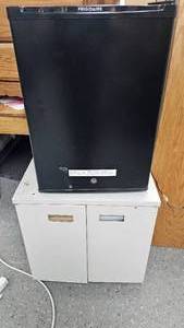 lot 14 image: Mini Fridge and two Shelf Rolling Storage Cabinet, tested and works
