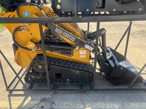 lot 7 image: AGT MX-CRT23 Compact Track Loader
