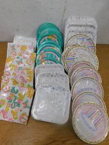 lot 20 image: Paper Plates w Napkins