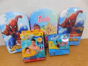 lot 34 image: Assortment of SwimBeach Toys