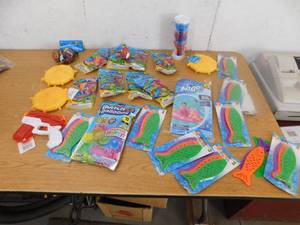 lot 8 image: Water Toy Lot