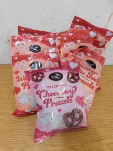 lot 87 image: (8) Palmer Fudge Covered Pretzels