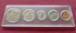 lot 32 image: Assembled 1982 Uncirculated Coin Set