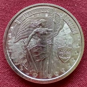 lot 33 image: Attractive 1 oz Silver Round
