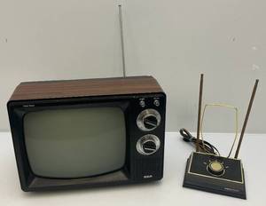 lot 266 image: Vintage RCA Solid State TV 12 With Vintage HE8232 Antenna (SEEMS TO WORK)