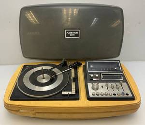 lot 278 image: Vintage Planetron AMFMFM MPX8 TrackPhono (NEEDS TLC White Plastic Is Yellowed) UNTESTED