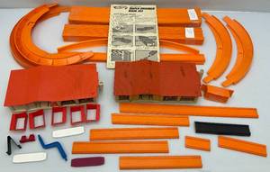 lot 323 image: Vintage 1960s- 70s Hot Wheels Track And Acessories Including Sizzlers Track & More (Garages Missing Battery Doors)