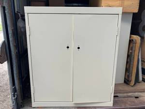 lot 6 image: Metal Storage Cabinet