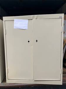 lot 7 image: Metal Storage Cabinet