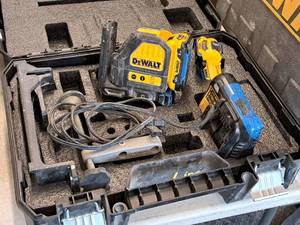 lot 813 image: DeWalt 6V-12V Laser DW088LG with (2) 12V 2Ah Battery, (1) Charger, Case