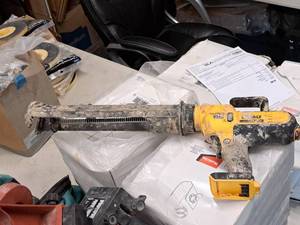 lot 819 image: DeWalt 20V Adhesive Gun DCE570