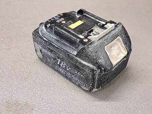 lot 884 image: Makita 18V 3Ah Rechargeable Lithium Ion Battery BL1830
