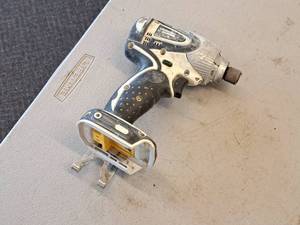 lot 853 image: Makita 12 14.6V Drill BTD142