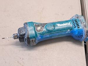 lot 881 image: Makita 18V Drywall Router  Cut-Out Tool XOC01