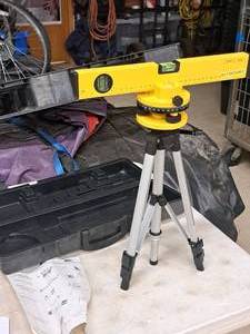 lot 714 image: Urban Gorilla Tools 16 Laser Level  Rotating Levelling Base Tripod 16-LLKWTM