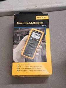 lot 717 image: Fluke True-rms Multimeter 174 (New)