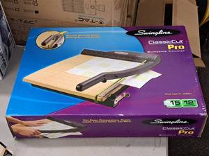 lot 734 image: Swingline ClassicCut Pro Guillotine Trimmer 12 Paper Cutter