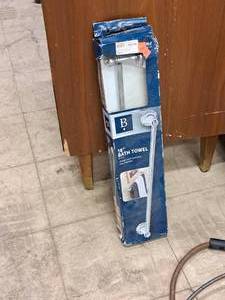 lot 1023 image: Baypointe Bath Towel Bar - 18