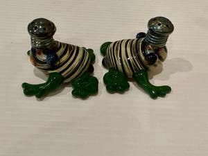 lot 4 image: Gazelle Glass Hand Blown Art Glass Frog Salt & Pepper Shakers