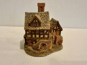 lot 8 image: David Winter Cottages The Bakehouse Village Decor