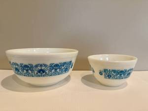 lot 1 image: Vintage PYREX Horizon Blue Cinderella Mixing Bowls