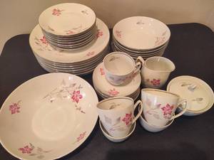 lot 66 image: Chodziez China Set (40pc)