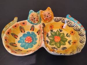 lot 112 image: Hand Painted Cat Dishes