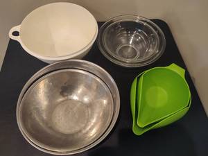 lot 116 image: Mixing BowlsPourers