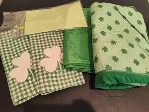 lot 87 image: Lot of St. Patricks Day Kitchen Accessories