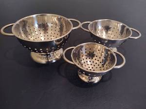 lot 83 image: Mini Colander Set