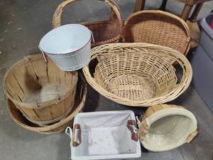 lot 122 image: Lot of Assorted Baskets