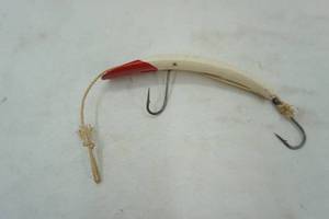 lot 27 image: Vintage Wooden Fishing Lure Red & White 5