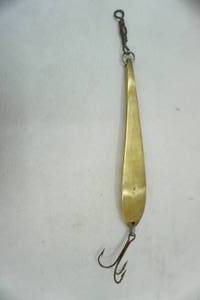 lot 37 image: Vintage Jigging Lure Gold Toned 7
