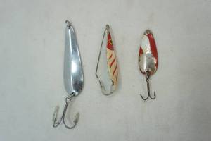lot 57 image: Vintage Lures #3 Hawaiian Fred Arbogast, spoon, and Dardevle