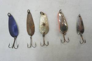 lot 63 image: Vintage Spoon Lures 2ct Wob-L-Rite, Wheeler, and more (5ct)