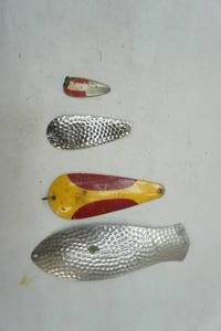 lot 65 image: Vintage (4ct) Spoon Lures hammered, KB and dardevle type, unbranded