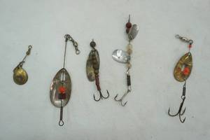 lot 129 image: Vintage Fly Fishing & Spinner Lures (4ct)
