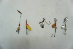 lot 130 image: Vintage Fly Fishing & Spinner Lures (5ct)
