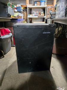 lot 4 image: Used Black & Decker Small 2.7 Cu. Ft. Refrigerator