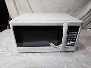 lot 8 image: Hamilton Beach Microwave Oven - 1000 Watts, Used with Wear
