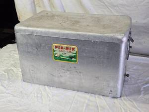 lot 25 image: Vintage Cronstroms Pik-Nik Aluminum Cooler