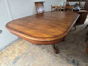 lot 28 image: Oak Dining Table with Extension Leaf and 6 Chairs (2 Different Chair Styles)