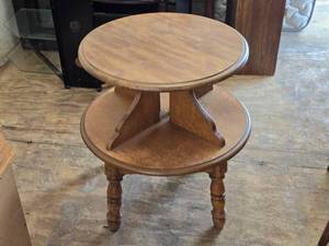 lot 31 image: Vintage Two-Tier Wooden End Table