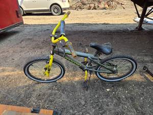 lot 53 image: Magna RipClaw BMX Bike