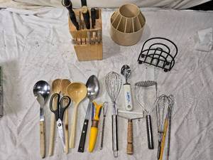 lot 99 image: Utensils and Knife Block